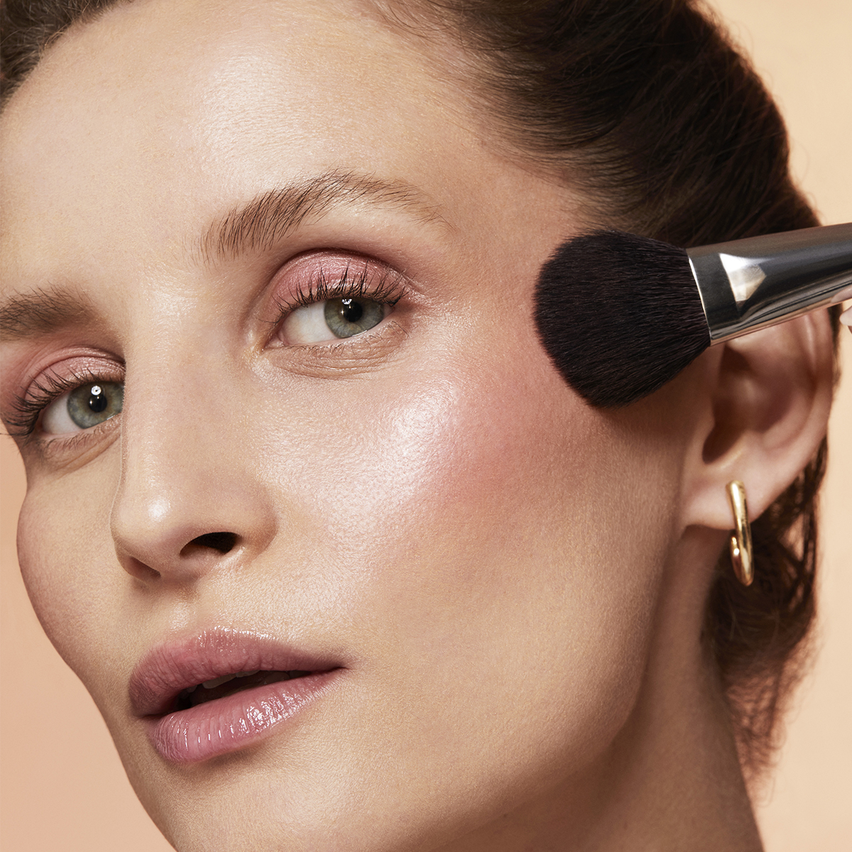 models-1200x1200_0007_PRO00001610_CODE8_Q2_GEM_BLUSH_PRODUCT_APPLICATION_108_F1D