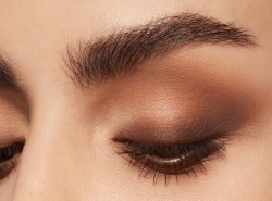 Creating A Perfect Smokey Eye for A Christmas Celebration: A Step-By-Step Guide